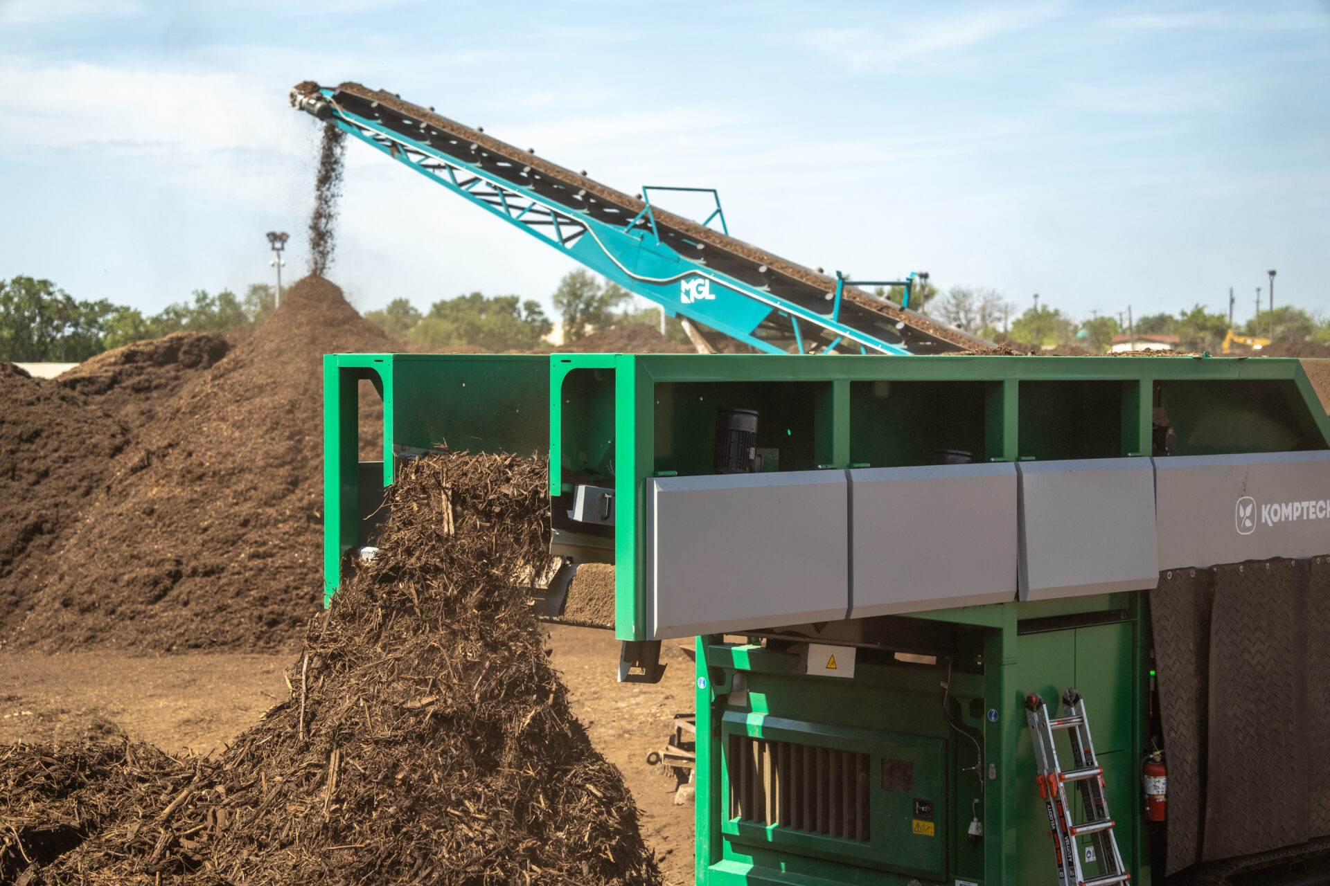 Komptech multistar xl3 star screen machine processing mulch on a job site in Texas