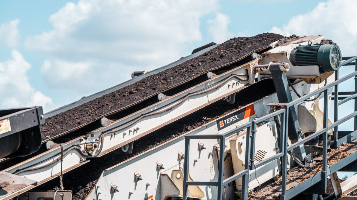 Dirt loading on Terex conveyor